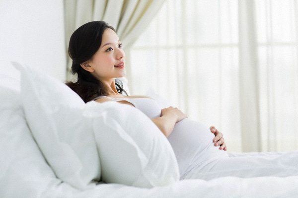 Mẹ hòa lẫn trong niềm thấp thỏm lo âu và mong ngóng từng ngày được thấy thiên thần nhỏ của mẹ sớm oa oa cất tiếng khóc chào đời. (Ảnh minh họa: mom.vn)